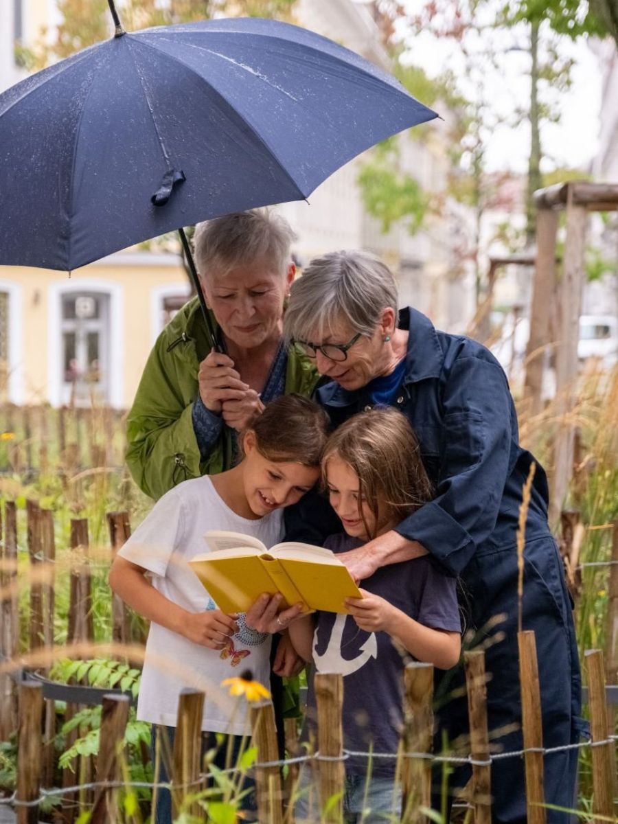 Bücher bestellen beim BuchQuartier – Großeltern und Kinder lesen gemeinsam ein Buch