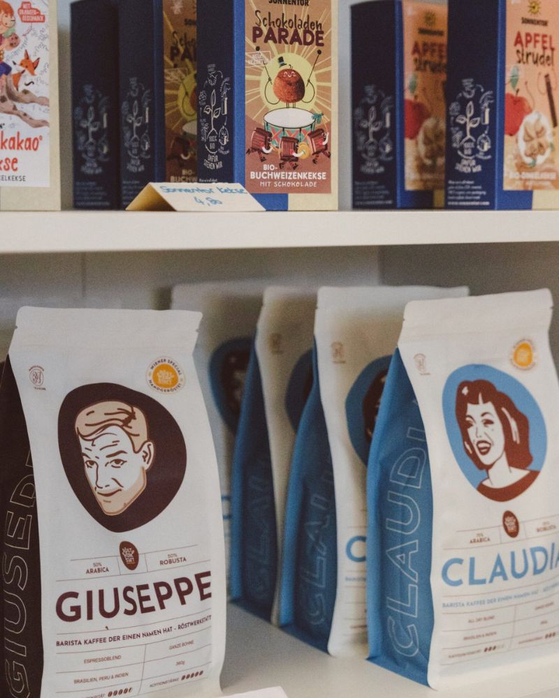 Auswahl an Kaffeebohnen und Keksen im Café des BuchQuartiers