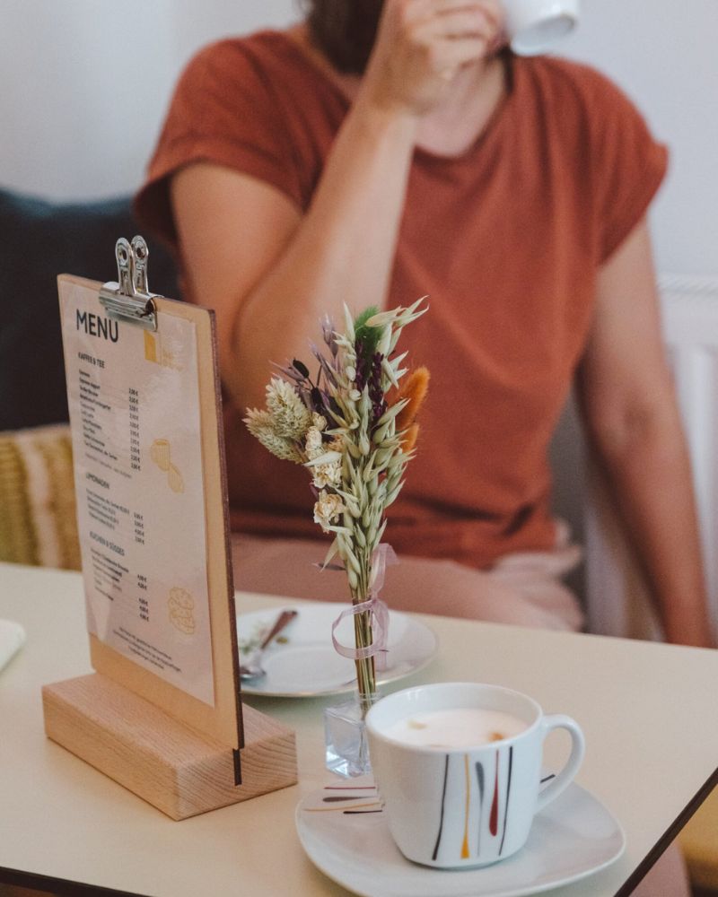 Gedruckte Menükarte mit Kaffee, Tee, Limonaden und Kuchen im BuchQuartier-Café