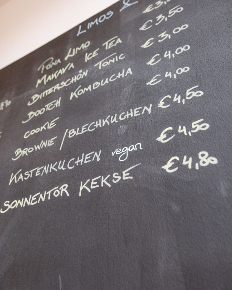 Handgeschriebene Preistafel mit Getränken, Kaffee und Kuchen im BuchQuartier-Café