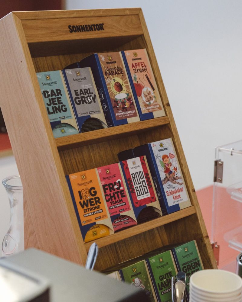 Holzregal mit verschiedenen Teesorten von Sonnentor im Café des BuchQuartiers